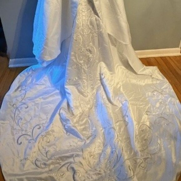 David’s Bridal Michaelangelo/T8589 Strapless Beaded Wedding Dress - Picture 5 of 10